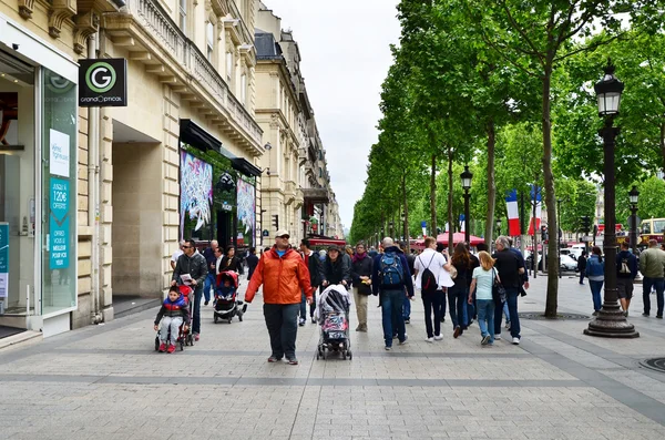 Paris, France - May 14, 2015: Local and tourists on the Avenue des Champs-elysees — Φωτογραφία Αρχείου