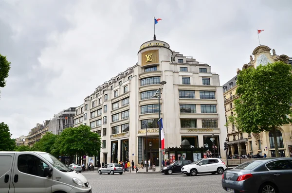 Paris, France - May 14, 2015: Tourists Shopping at Louis Vuitton store in Paris — Φωτογραφία Αρχείου