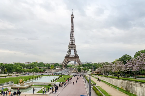 Paris, França - 15 de maio de 2015: Visita turística Torre Eiffel Vista da Esplanada do Trocadero — Fotografia de Stock