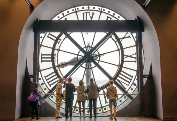 Paris, France - May 14, 2015: Unidentified tourists looking through the clock in the museum D'Orsay. — Zdjęcie stockowe
