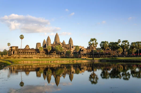 Angkor Wat al atardecer con reflejo en el agua — Foto de Stock