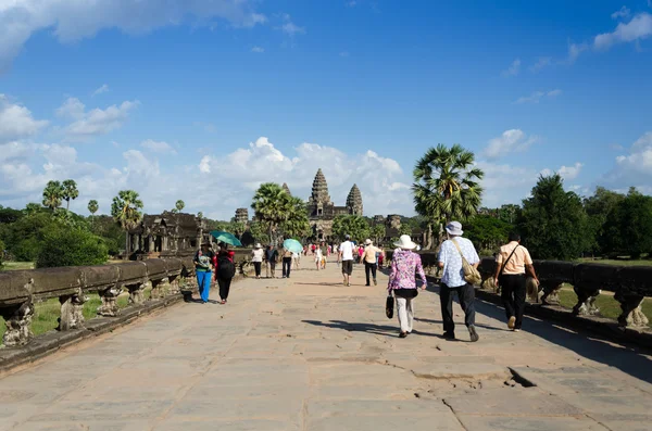 Siem Reap, Camboya - 2 de diciembre de 2015: Personas en la entrada principal de Angkor Wat en Siem Reap —  Fotos de Stock