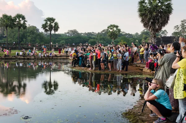 Siem reap, Kambodscha - 3. Dezember 2015: Touristen warten am Tempel Angkor Wat auf die Morgendämmerung — Stockfoto