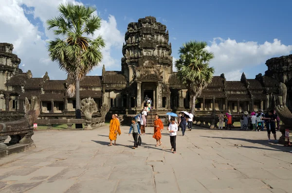 Siem Reap, Cambodia - December 2, 2015: People visit ruined towers of Angkor Wat — Stok fotoğraf