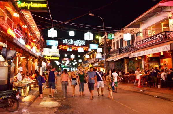 Siem reap, Kambodscha - 2. Dezember 2015: Unbekannte Touristen beim Einkaufen in der Kneipenstraße in siem reap — Stockfoto