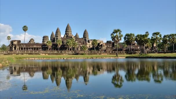 Ангкор Ват с отражением в воде, Тайм-лапс Видео — стоковое видео