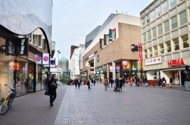 Lahey, Hollanda - 8 Mayıs 2015: Pazar sokak Hague center alışveriş insanlar
