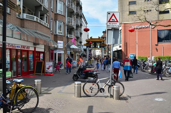 The Hague, Netherlands - May 8, 2015: People visit China town in The Hague — Stock Photo, Image