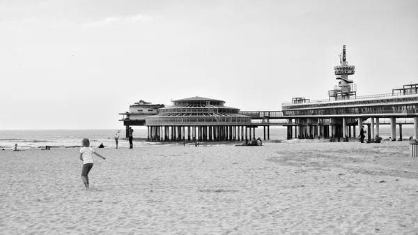 Den Haag, Nederland - 8 mei 2015: Kinderen spelen op het strand met Pier van Scheveningen — Stockfoto