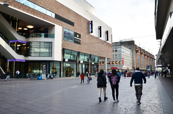 Den Haag, Nederland - 8 mei 2015: Mensen winkelen bij markt straat in het centrum van Den Haag — Stockfoto