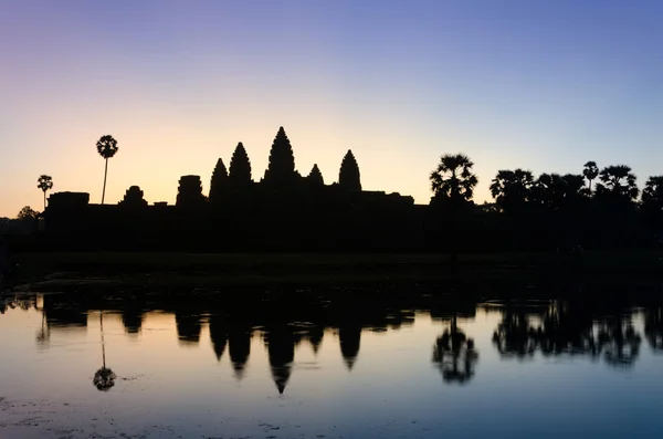 Alacakaranlıkta Angkor Wat Tapınağı siluet — Stok fotoğraf