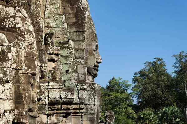 Angkor tapınakta bayon yüzleri thom — Stok fotoğraf