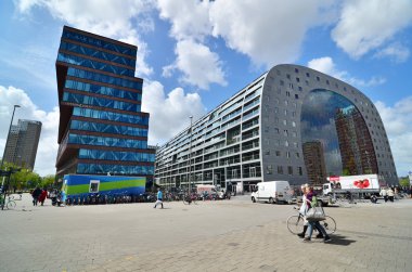 Rotterdam, Hollanda - 9 Mayıs 2015: İnsanlar Pazar hall Rotterdam blaak station civarındaki ziyaret edin.