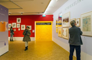 Rotterdam, Hollanda - 9 Mayıs 2015: İnsanlar Rotterdam Kunsthal Müzesi ziyaret edin