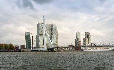 Rotterdam, Hollanda - 9 Mayıs 2015: Erasmus Bridge Rotterdam gökdelen ile
