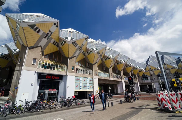Rotterdam, Nederland - 9 mei 2015: Mensen rond Kubuswoningen Rotterdam — Stockfoto