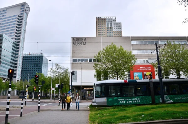 Rotterdam, Holandia - 9 maja 2015: Ludzie wokół Muzeum Morskiego w Rotterdamie — Zdjęcie stockowe