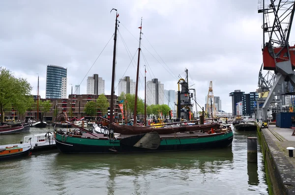 Rotterdam, Países Bajos - 9 de mayo de 2015: Personas en el distrito de Leuvehaven en Rotterdam —  Fotos de Stock