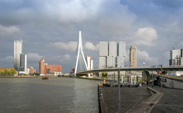 Rotterdam, Países Bajos - 9 de mayo de 2015: Puente Erasmus con rascacielos en Rotterdam — Foto de Stock