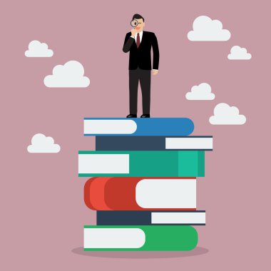 Kitap bir büyüteç ile yığını üzerinde duran işadamı