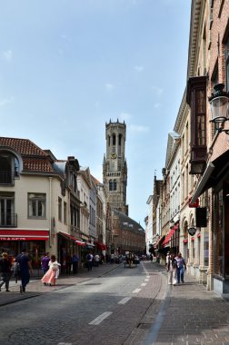 Bruges, Belçika - 11 Mayıs 2015: Bruges şehirde yürüyüş insanlar