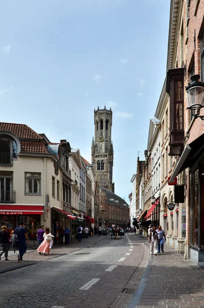 Brugge, België - 11 mei 2015: Mensen wandelen in Brugge stad — Stockfoto