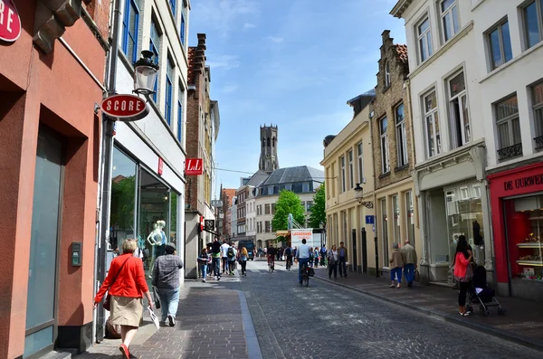 Брюгге, Бельгия - 11 мая 2015 года: Туристы посетили торговую улицу Стенстрат в Брюгге — стоковое фото