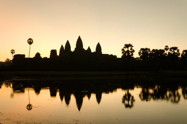 Silueta chrámu Angkor Wat v Siĕmréab — Stock fotografie