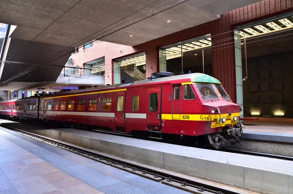 Amberes, Bélgica - 11 de mayo de 2015: Tren belga en Amberes Estación central — Foto de Stock