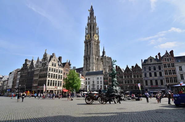 Antuérpia, Bélgica - 10 de maio de 2015: Visita turística à Grand Place com a Estátua de Brabo — Fotografia de Stock
