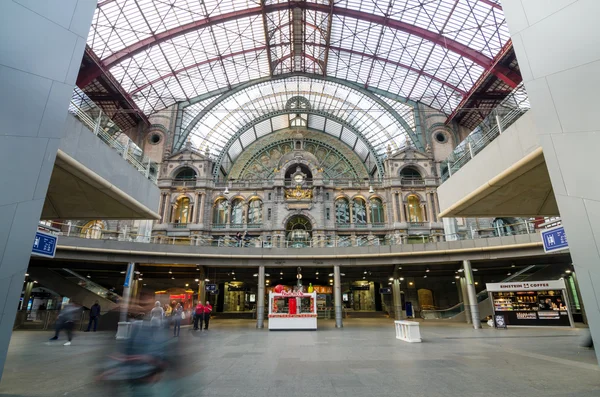 Antwerpen, België - 11 mei 2015: Mensen in de Main hall van Antwerpen centraal station — Stockfoto