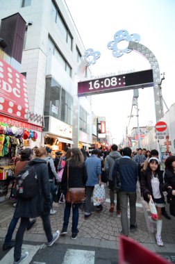 Tokyo, Japonya - 24 Kasım 2013: takeshita sokak harajuku kalabalığa