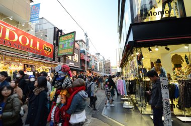 Tokyo, Japonya - 24 Kasım 2013: takeshita sokak harajuku kalabalığa