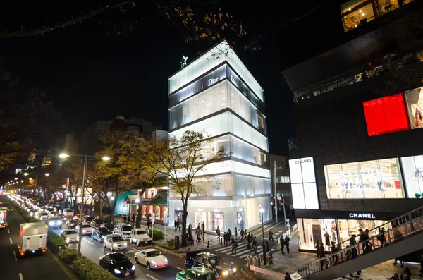 Токио, Япония - 24 ноября 2013 года: Туристы ходят по магазинам на улице Омотесанд ночью — стоковое фото