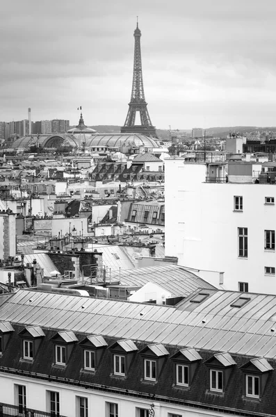 Eiffeltornet och Grand Palais med taket av bostäder i Par — Stockfoto