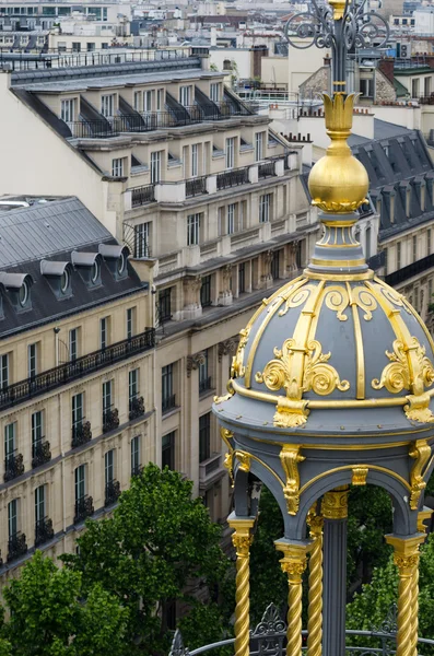 Tetto decorato con appartamento sullo sfondo, Parigi — Foto Stock