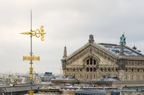 Serpenti e frecce Tetto decorato con Teatro dell'Opera (Palais Garnier — Foto Stock