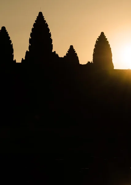 Silhouette of Angkor Wat at sunrise — Stock Photo, Image