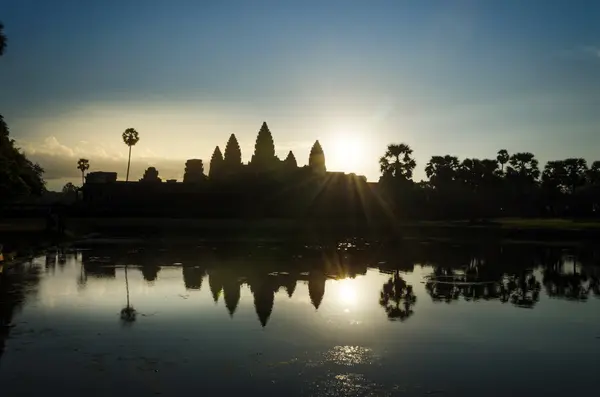 Východ slunce v chrámu Angkor Wat v Siĕmréab — Stock fotografie