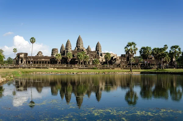 Angkor Wat con riflessione in acqua in Siem Reap — Foto Stock