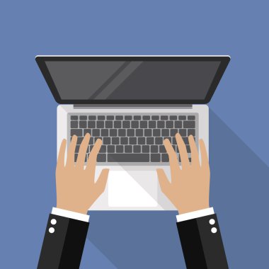 Laptop klavye üstten görünüm ellerde