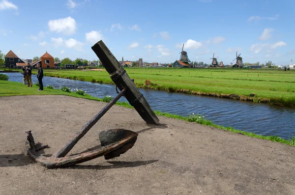 Zaanse Schans, Nizozemsko - 5 května 2015: Turisté navštěvují větrných mlýnů a venkovských domů v Zaanse Schans, Nizozemsko. — Stock fotografie