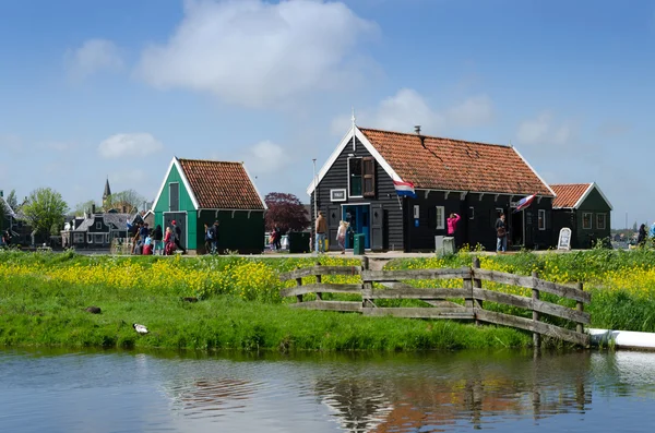 Zaanse Schans, Nederland - 5 mei 2015: Toeristen bezoeken landhuizen in Zaanse Schans — Stockfoto