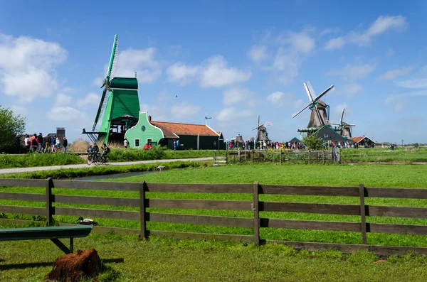 Zaanse Schans, Nizozemsko - 5 května 2015: Turisté navštěvují větrných mlýnů a venkovských domů v Zaanse Schans, Nizozemsko. — Stock fotografie