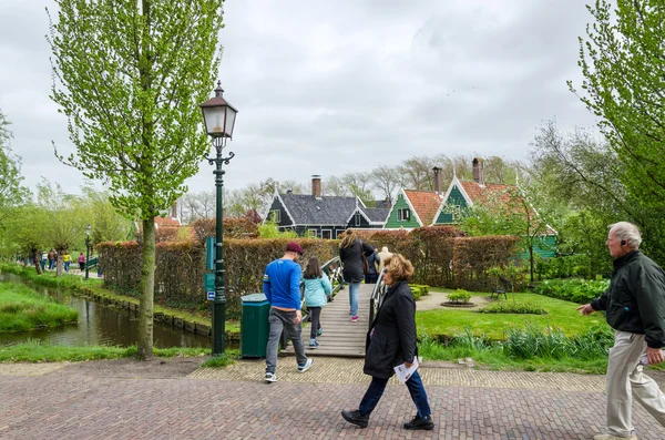 Zaanse Schans, Nederland - 5 mei 2015: Toeristen bezoeken windmolens en landhuizen in de Zaanse Schans, Nederland. — Stockfoto