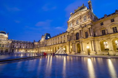 Alacakaranlık Louvre Müzesi'nde