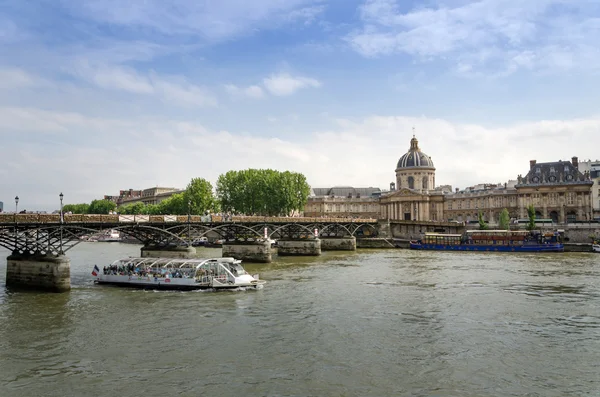 Institut de France and the Pont des Arts bridge across river Seine in Paris — Stock Photo, Image