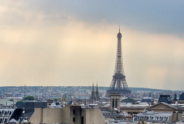 巴黎天际线和在日落时在巴黎的艾菲尔铁塔 — 图库照片