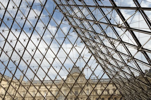 Detalle de la entrada piramidal de vidrio al museo del Louvre — Foto de Stock