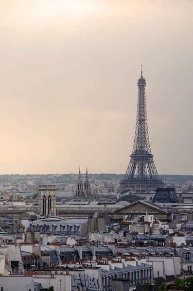 与巴黎地平线在日落的埃菲尔铁塔 — 图库照片